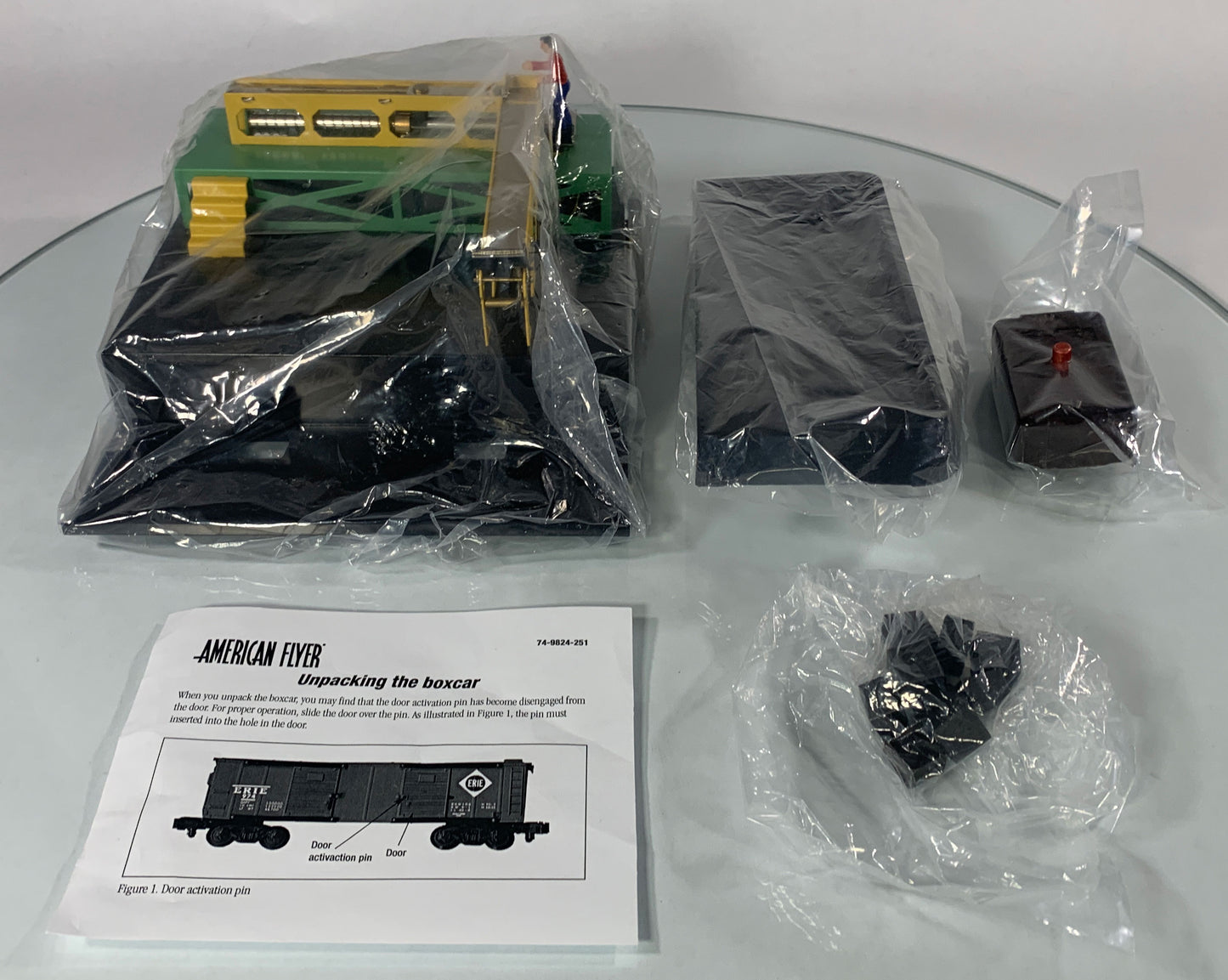 AMERICAN FLYER • S GAUGE • 2005 Loading Platform 6-49824 Erie Operating Boxcar 6-49036 • EX COND