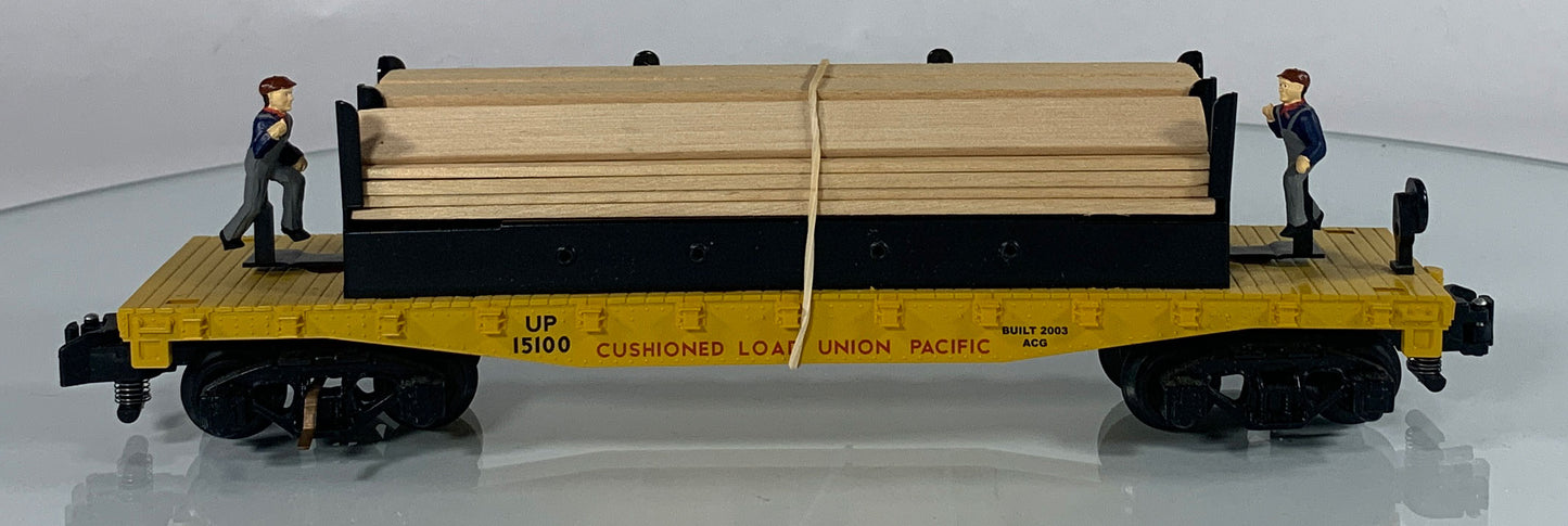 AMERICAN FLYER • S GAUGE • 2003 Union Pacific Moe & Joe Operating Lumber Car 6-49011 • EX COND