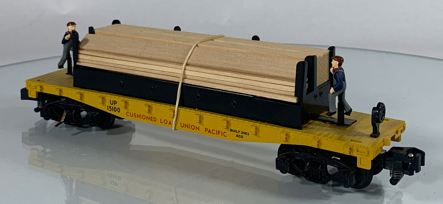 AMERICAN FLYER • S GAUGE • 2003 Union Pacific Moe & Joe Operating Lumber Car 6-49011 • EX COND
