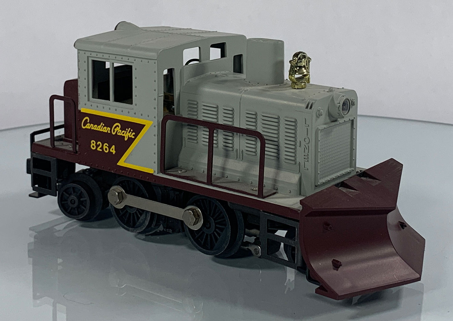 LIONEL • O GAUGE • 1982 Canadian Pacific Snow Plow Motorized 6-8264 • EX COND