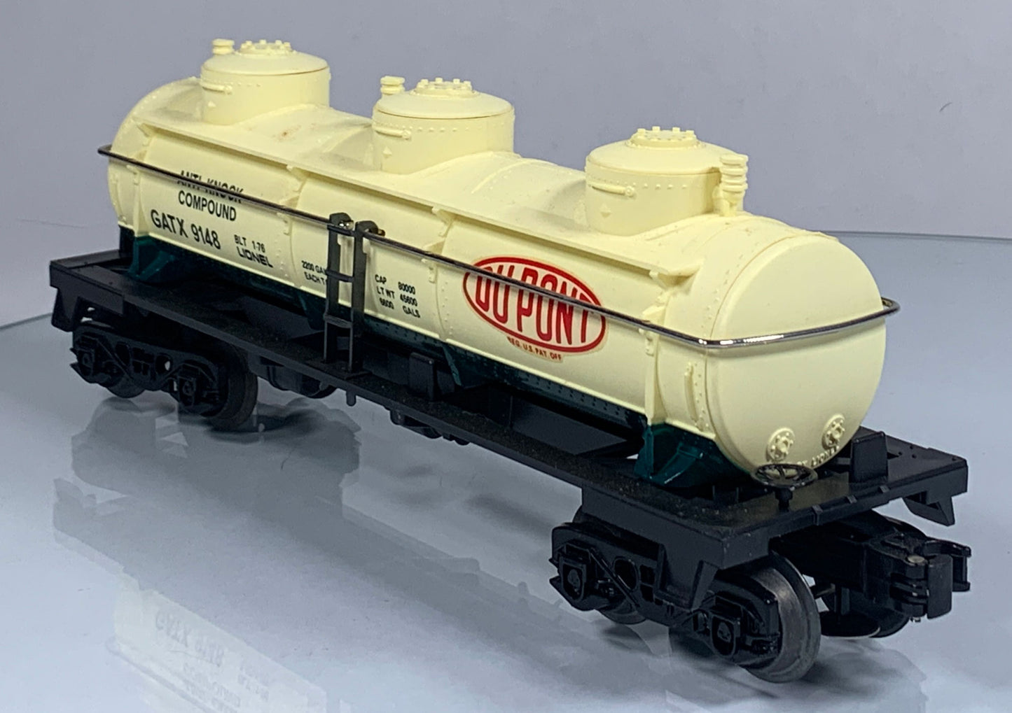 LIONEL • O GAUGE • 1976 Dupont Three Dome Tank Car 6-9148 • EX COND