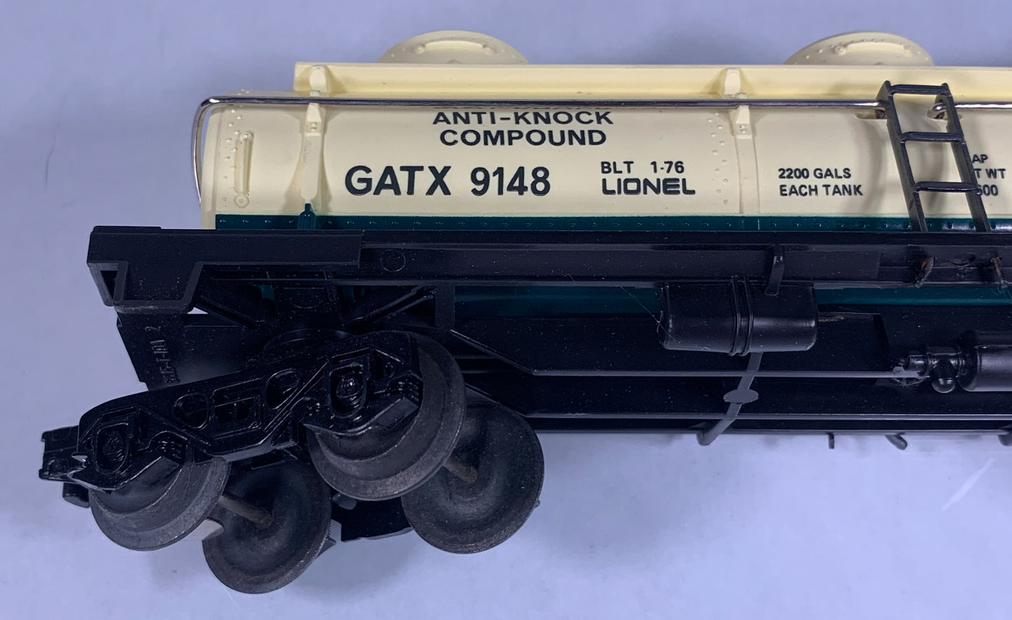 LIONEL • O GAUGE • 1976 Dupont Three Dome Tank Car 6-9148 • EX COND