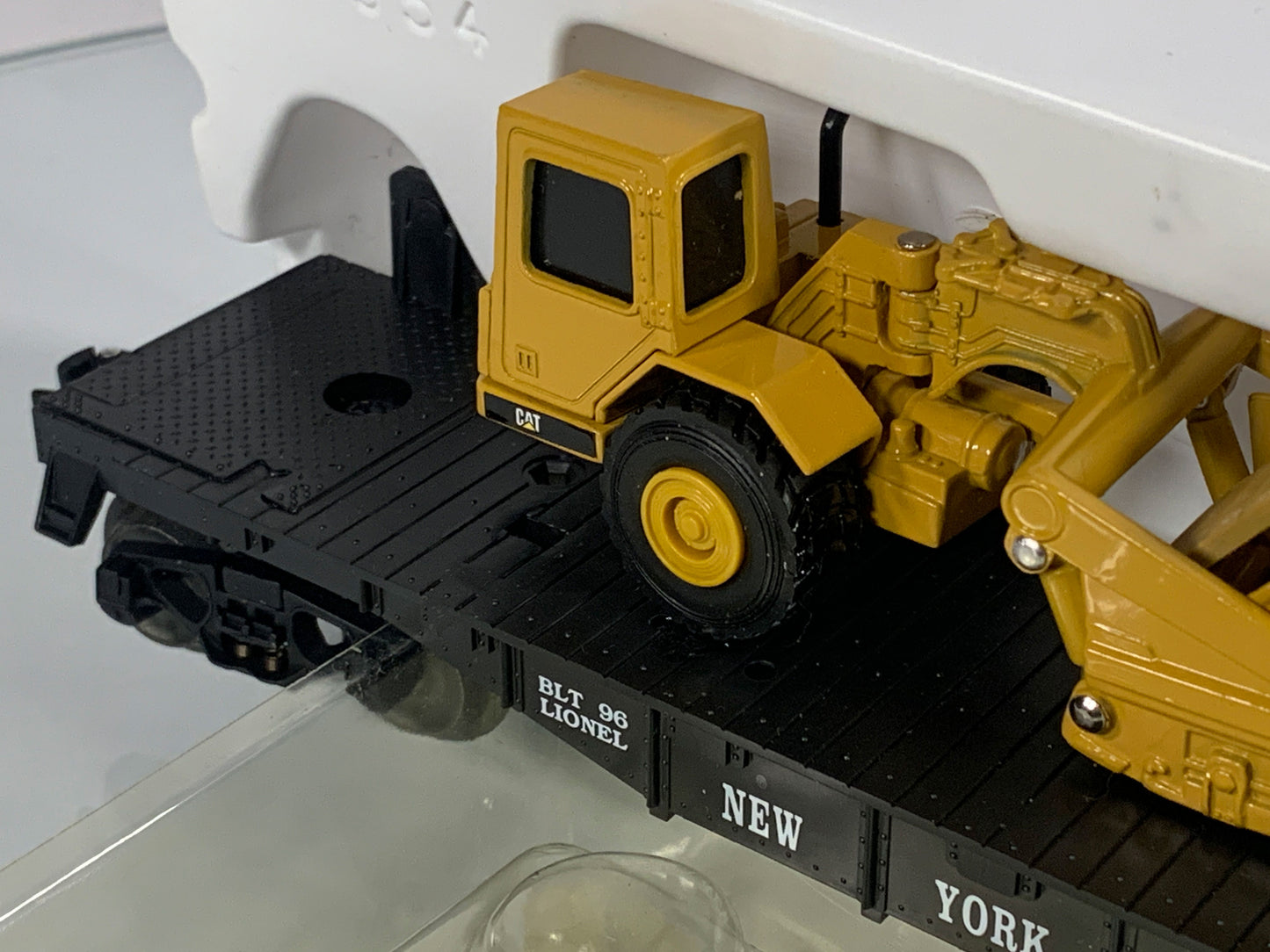 LIONEL • O GAUGE • 1996 New York Central Flatcar w Ertl Scraper *FUSED* 6-16954 • NEW OLD STOCK