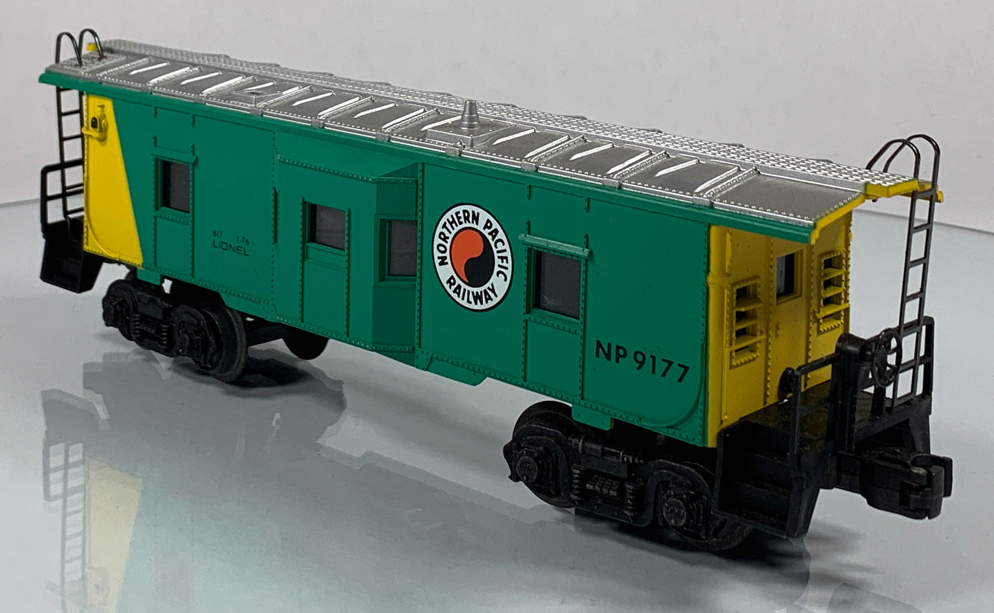 LIONEL • O GAUGE • 1976 Northern Pacific Bay Window Caboose 6-9177 • EX COND