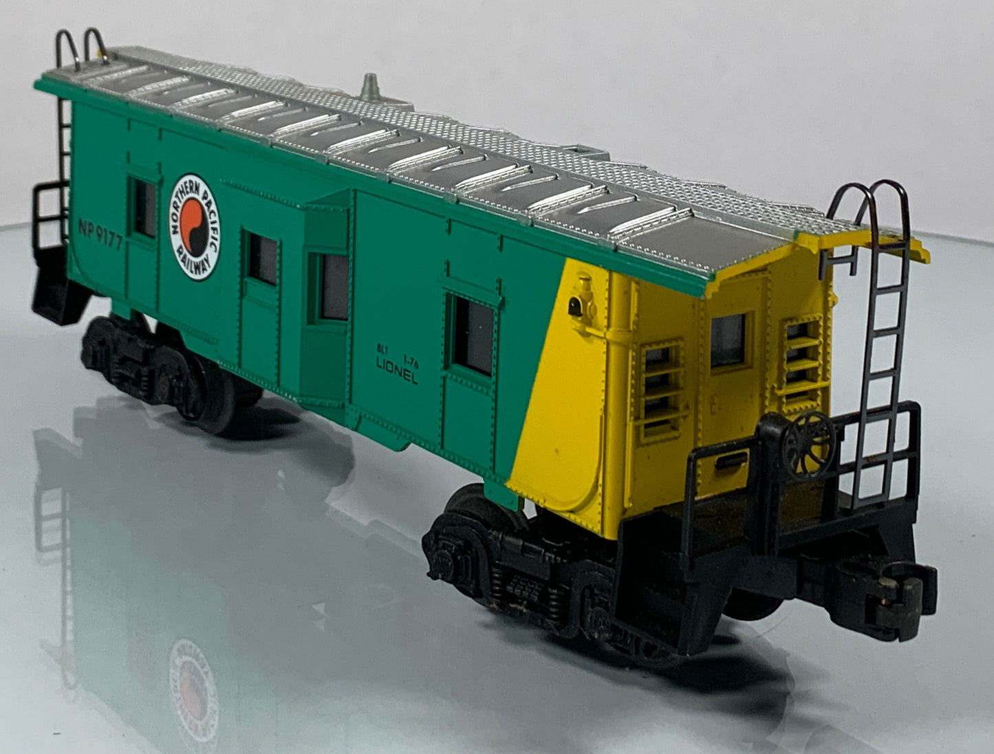 LIONEL • O GAUGE • 1976 Northern Pacific Bay Window Caboose 6-9177 • EX COND