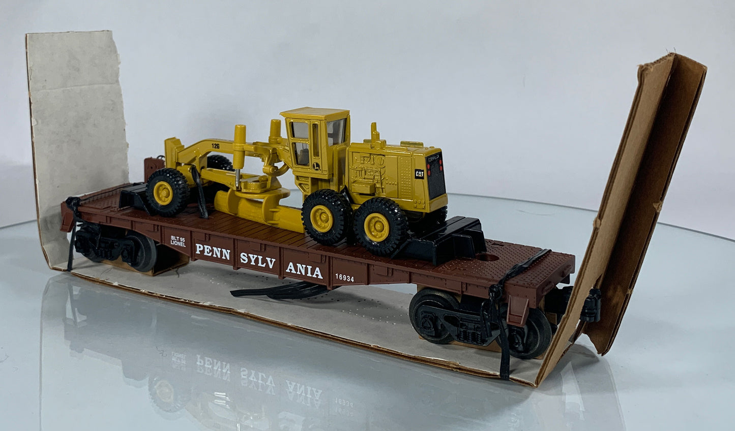 LIONEL • O GAUGE • 1995 Pennsylvania Flatcar w Ertl Grader 6-16934 • NEW OLD STOCK