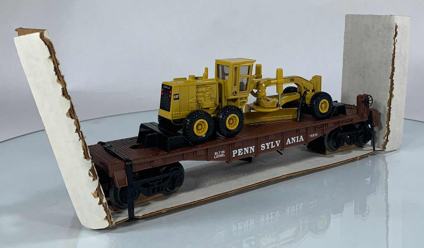 LIONEL • O GAUGE • 1995 Pennsylvania Flatcar w Ertl Grader 6-16934 • NEW OLD STOCK