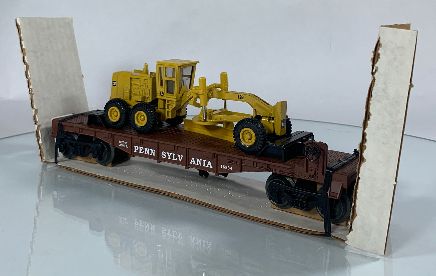 LIONEL • O GAUGE • 1995 Pennsylvania Flatcar w Ertl Grader 6-16934 • NEW OLD STOCK