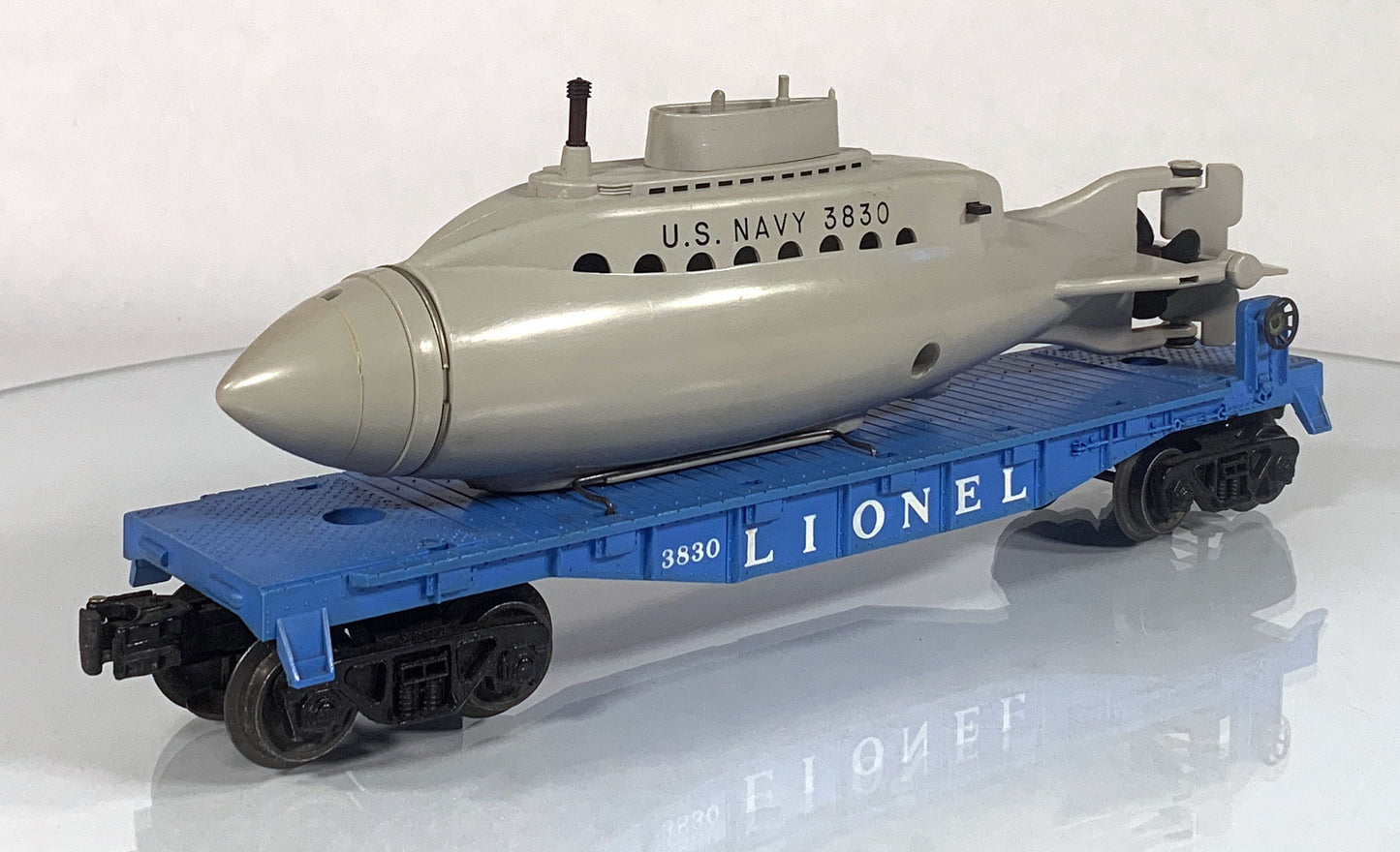 LIONEL • O GAUGE • 1960-1962 Postwar 3830 US Navy Submarine Flat Car w Orig Box • EX COND