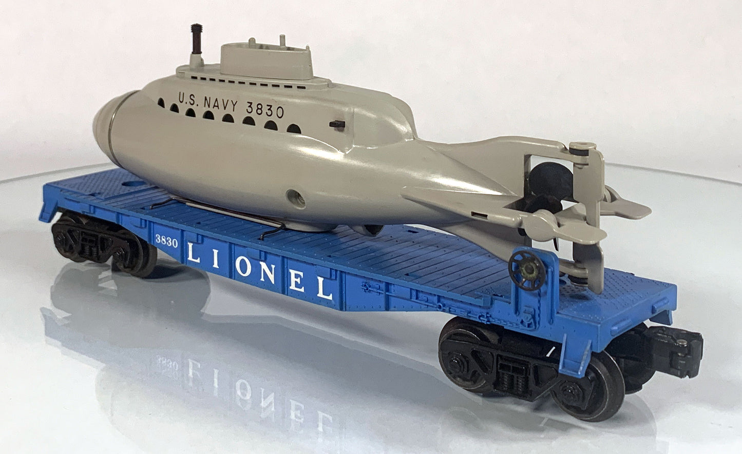 LIONEL • O GAUGE • 1960-1962 Postwar 3830 US Navy Submarine Flat Car w Orig Box • EX COND