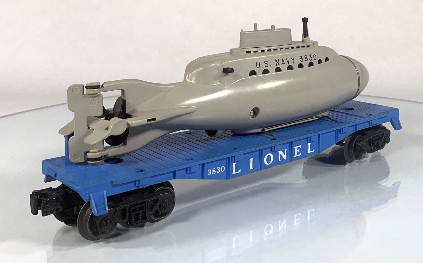 LIONEL • O GAUGE • 1960-1962 Postwar 3830 US Navy Submarine Flat Car w Orig Box • EX COND