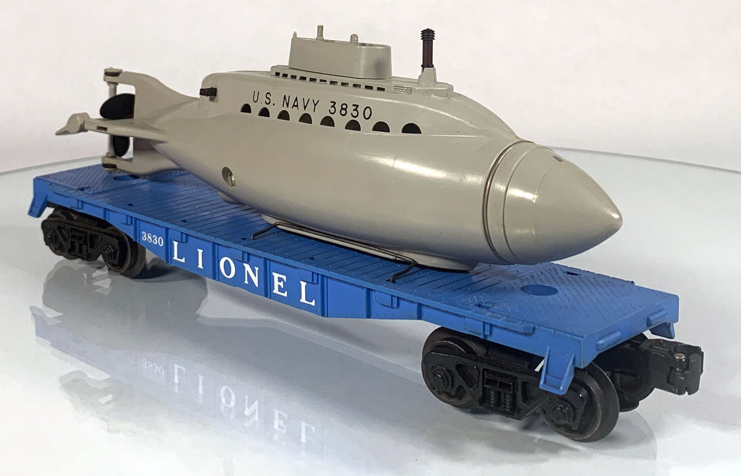 LIONEL • O GAUGE • 1960-1962 Postwar 3830 US Navy Submarine Flat Car w Orig Box • EX COND