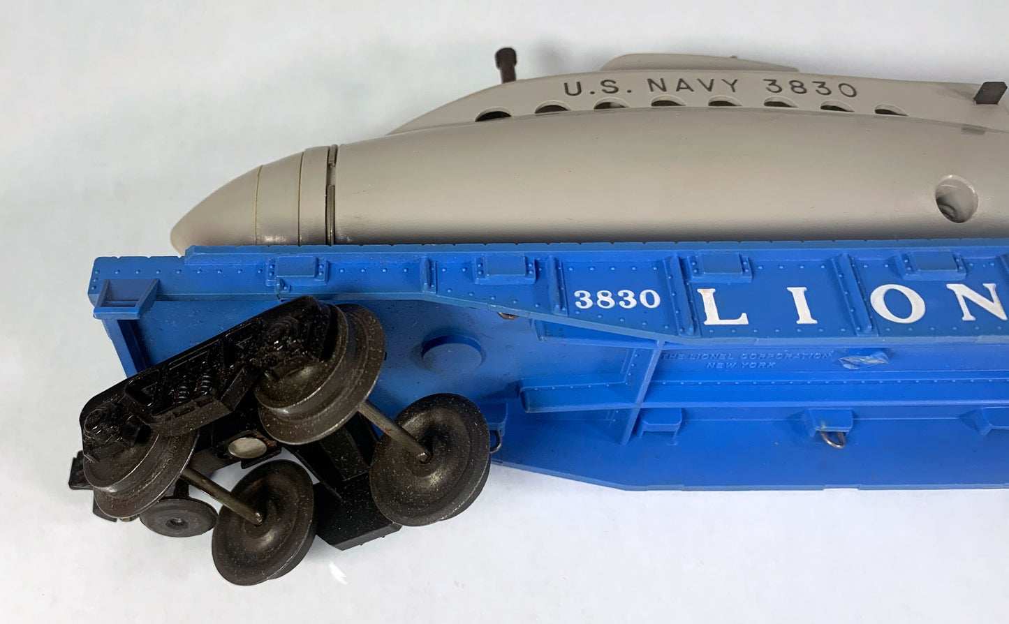 LIONEL • O GAUGE • 1960-1962 Postwar 3830 US Navy Submarine Flat Car w Orig Box • EX COND