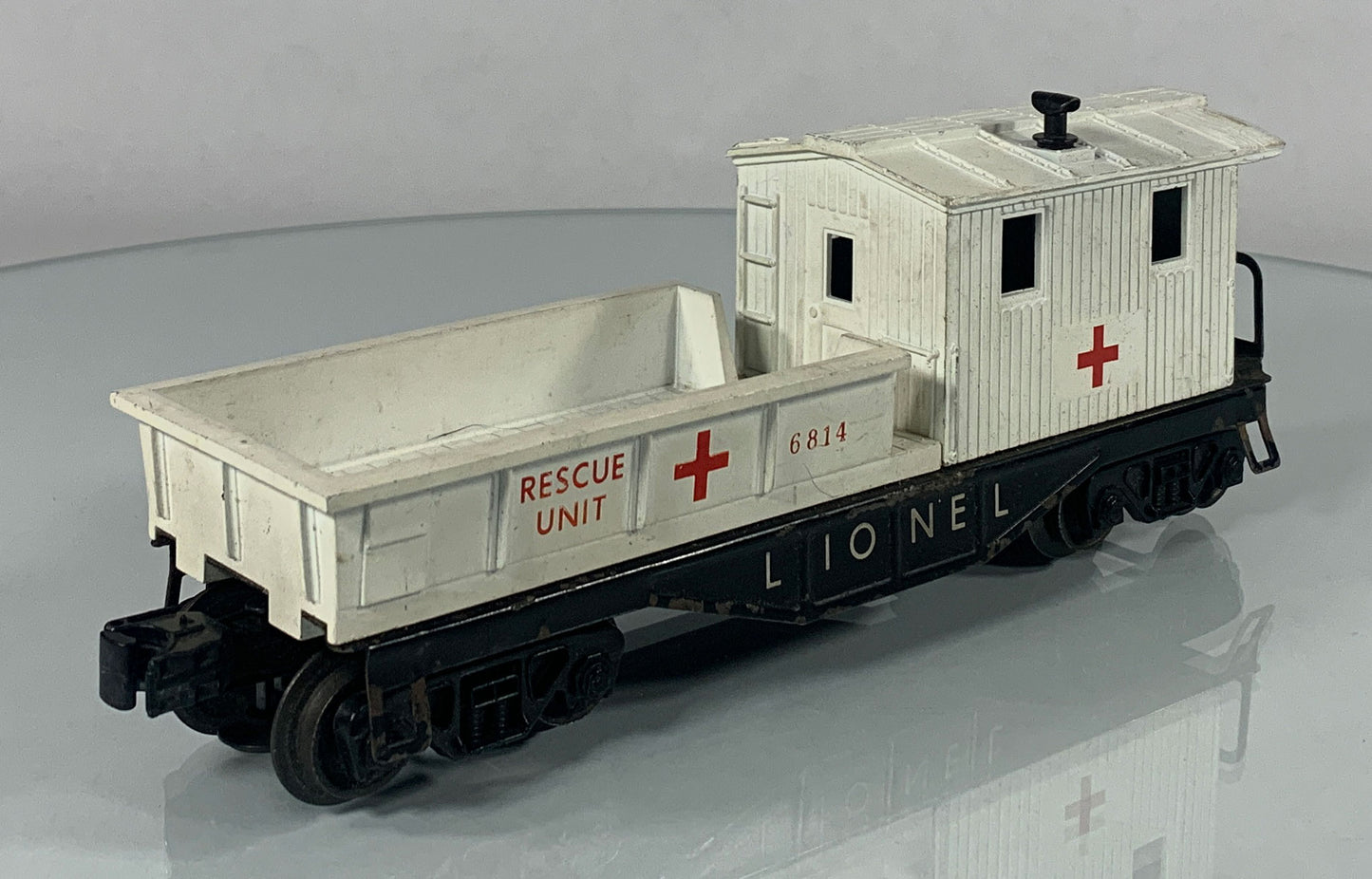 LIONEL • O GAUGE • 1959-1961 Postwar 6814 Rescue Unit Medical Work Caboose • FAIR COND