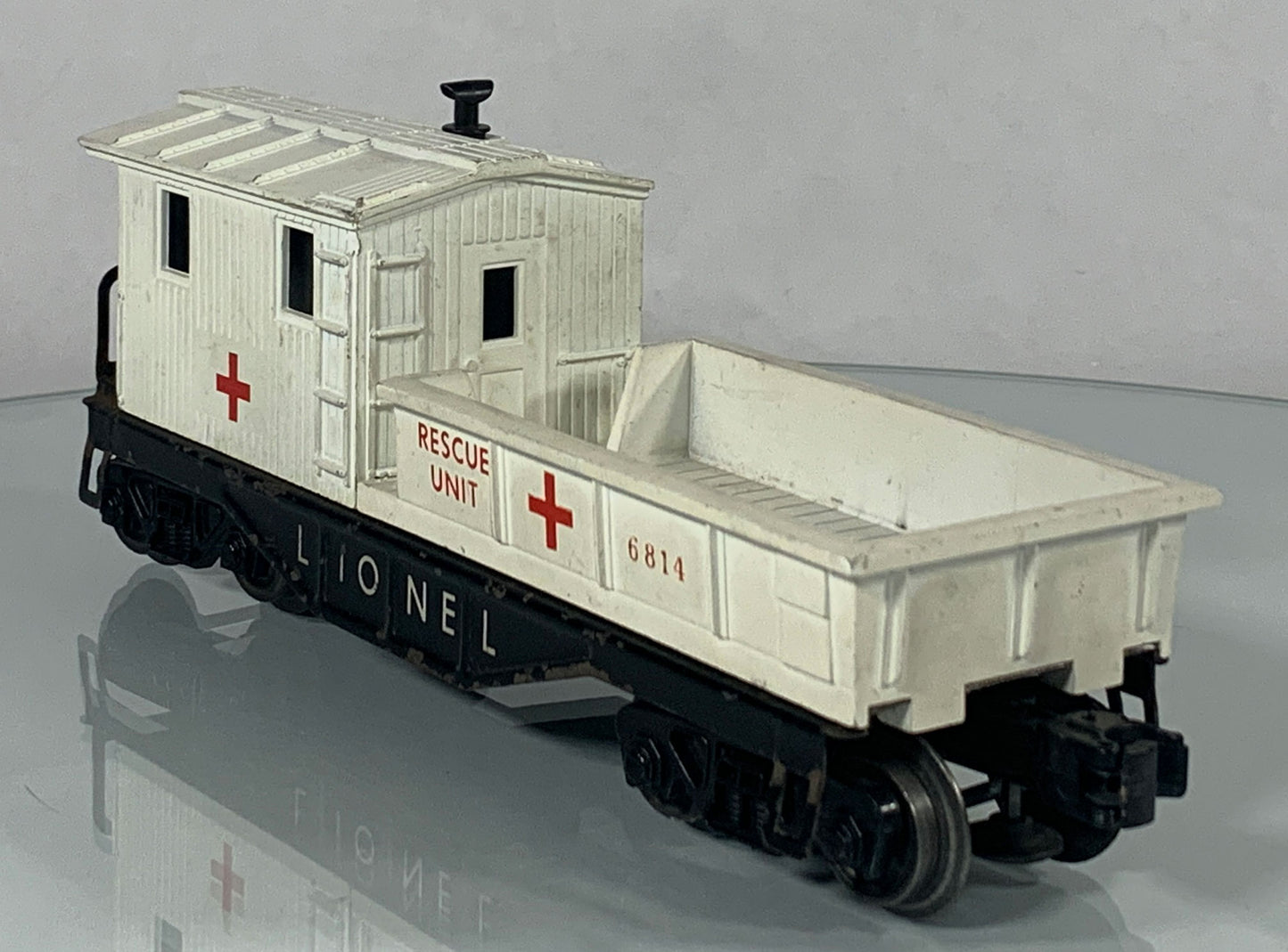 LIONEL • O GAUGE • 1959-1961 Postwar 6814 Rescue Unit Medical Work Caboose • FAIR COND