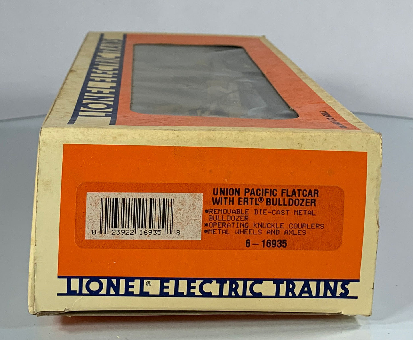 LIONEL • O GAUGE • 1995 Union Pacific Flatcar w Ertl Bulldozer 6-16935 • NEW OLD STOCK