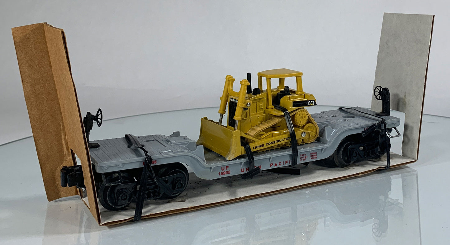 LIONEL • O GAUGE • 1995 Union Pacific Flatcar w Ertl Bulldozer 6-16935 • NEW OLD STOCK