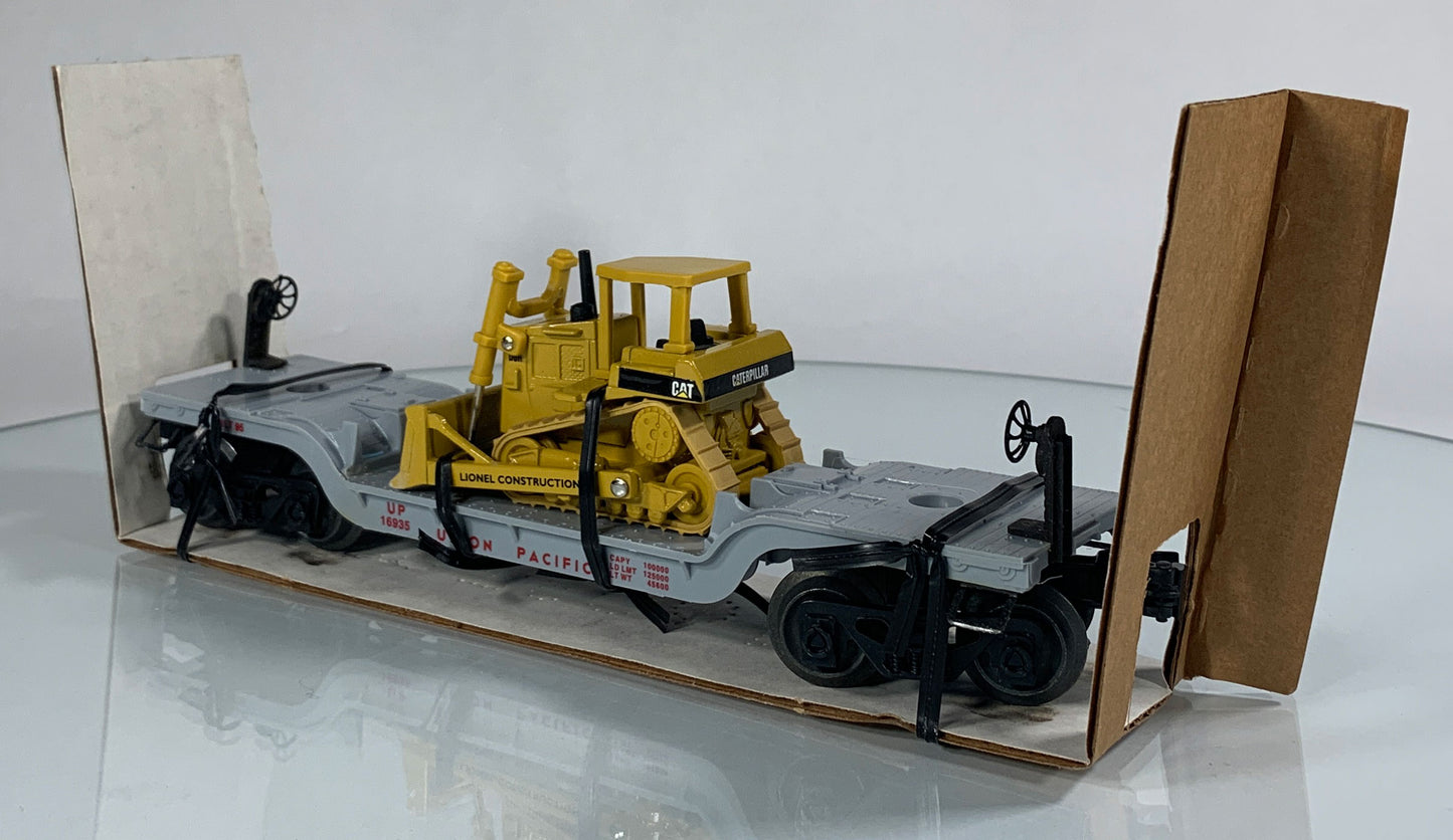 LIONEL • O GAUGE • 1995 Union Pacific Flatcar w Ertl Bulldozer 6-16935 • NEW OLD STOCK