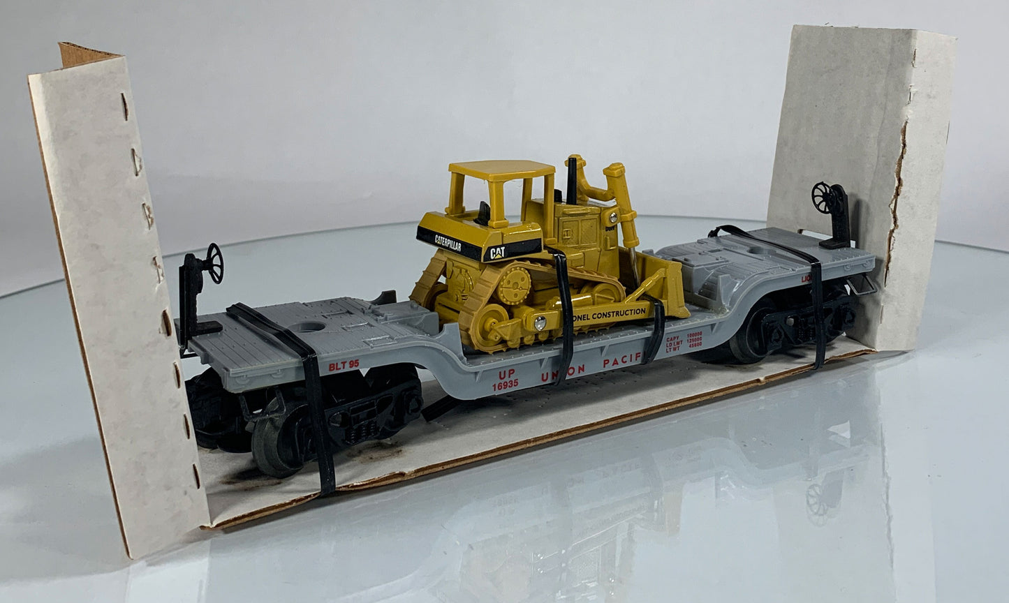 LIONEL • O GAUGE • 1995 Union Pacific Flatcar w Ertl Bulldozer 6-16935 • NEW OLD STOCK