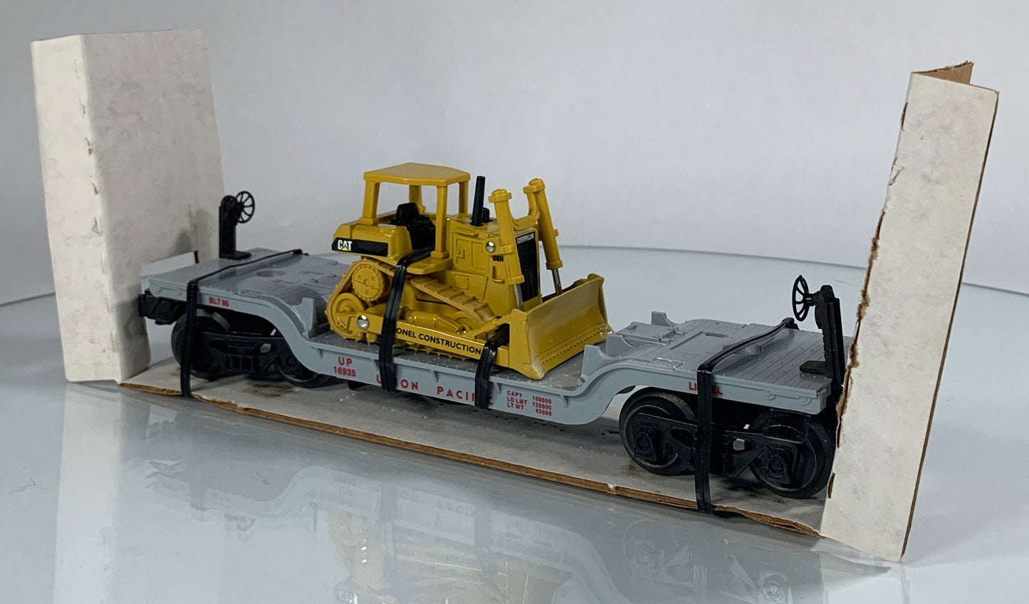 LIONEL • O GAUGE • 1995 Union Pacific Flatcar w Ertl Bulldozer 6-16935 • NEW OLD STOCK