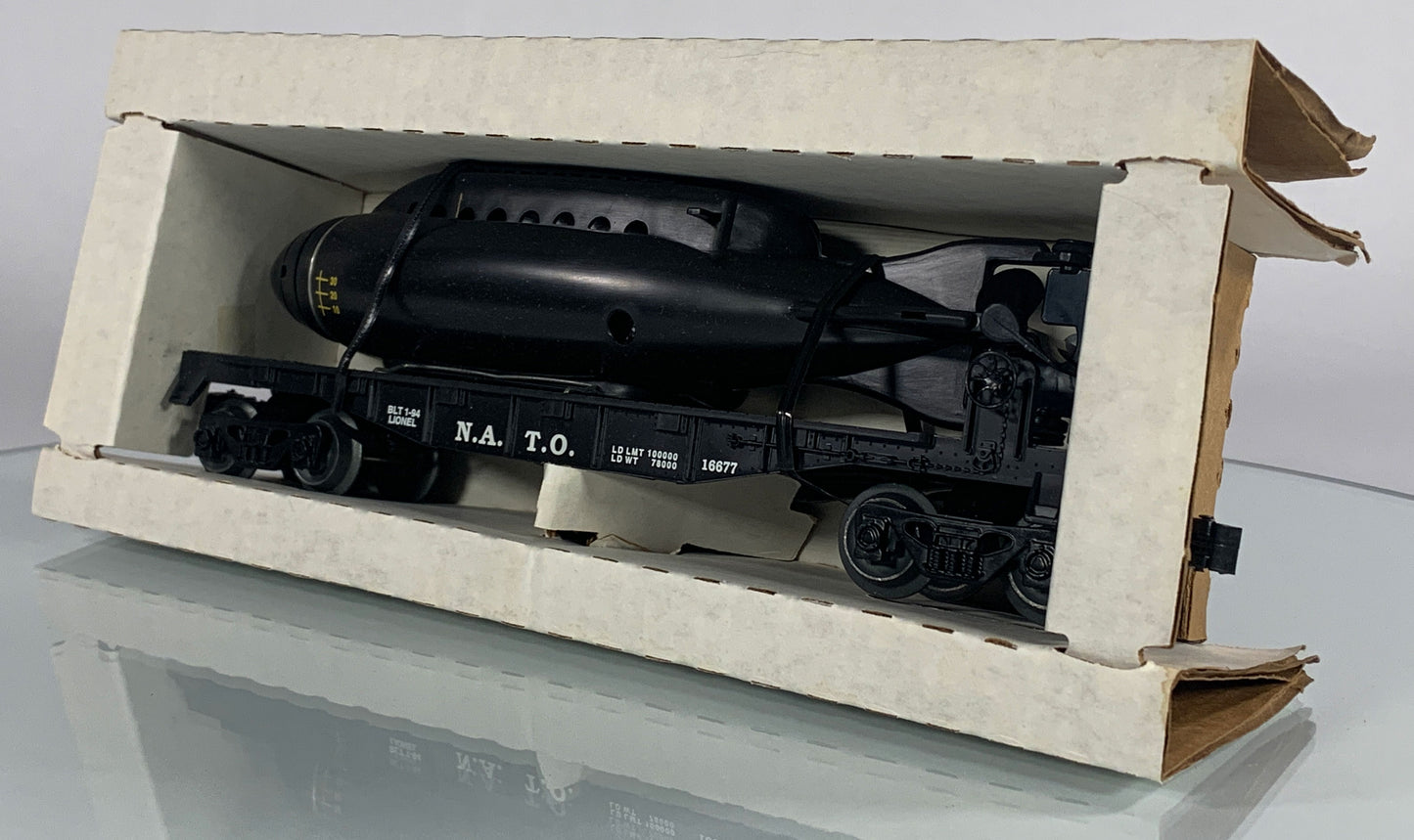 LIONEL • O GAUGE • 1994 Flatcar w Royal Navy Submarine Car 6-16677 • NEW OLD STOCK